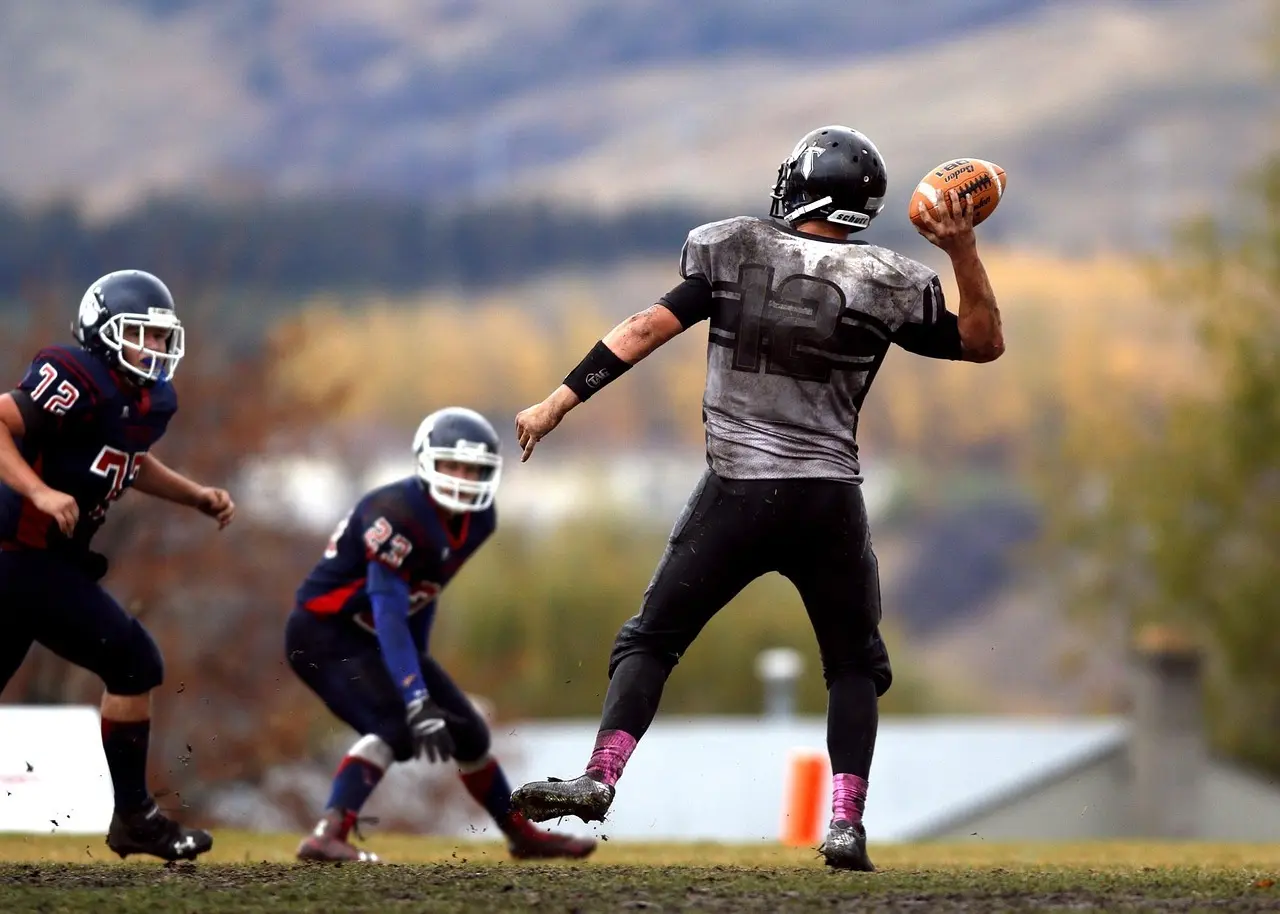 Quarterback der kaster bolden i kamp