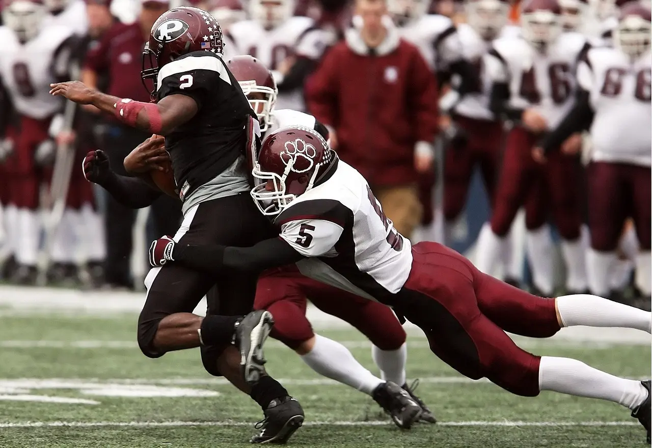 To amerikanske fodboldspillere i en tackling